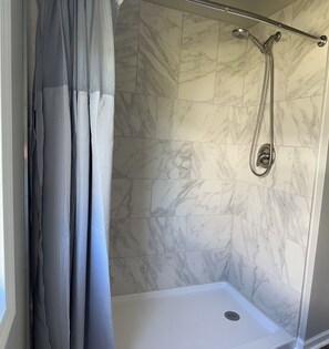 SĂšche-cheveux, serviettes fournies, savon, papier toilette