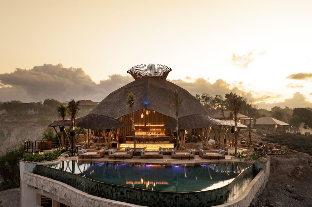 ARNA Suites and Ocean Lounge