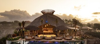 ARNA Suites and Ocean Lounge