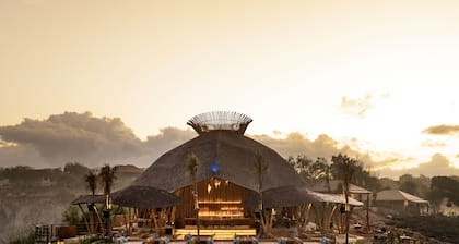 ARNA Suites and Ocean Lounge