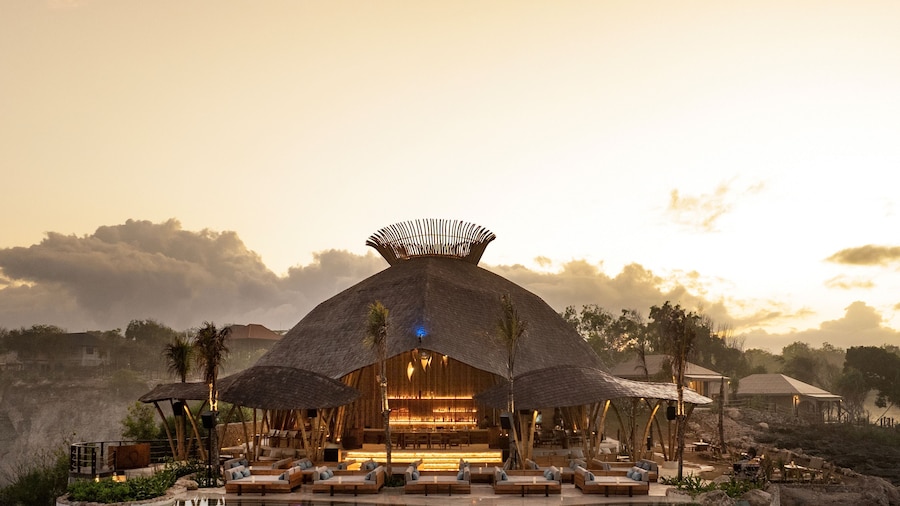 ARNA Suites and Ocean Lounge