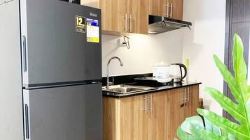 Fridge, microwave, stovetop, cookware/dishes/utensils