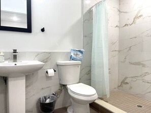 Sèche-cheveux, serviettes fournies, savon, shampoing