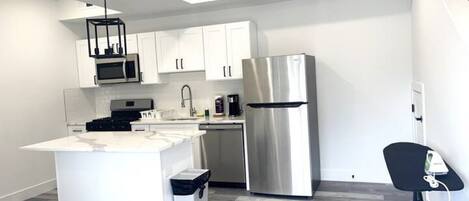 Kjøleskap, mikrobølgeovn, ovn og kokeplater