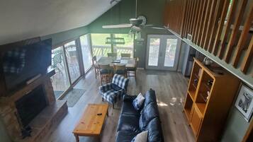 Smart TV, fireplace