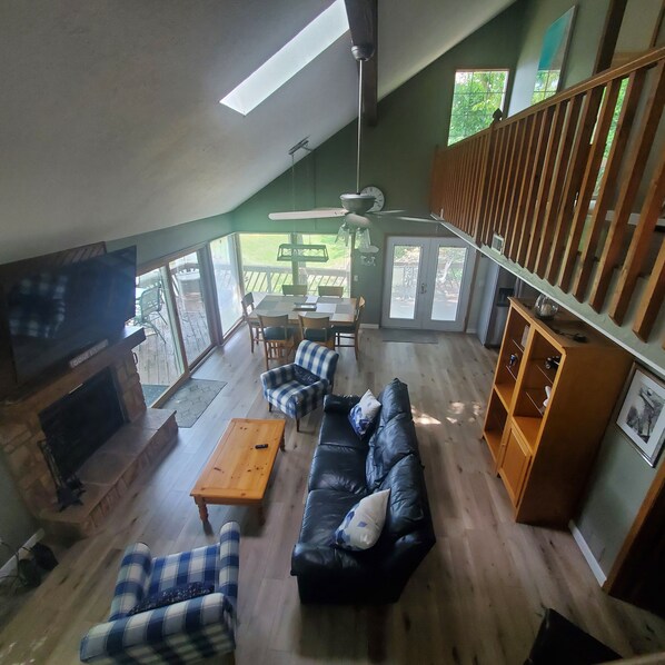 Smart TV y chimenea