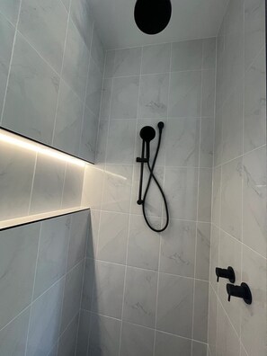 Ducha, secador de pelo, toallas, jabón