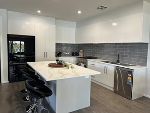 Een koelkast, een microgolfoven, een oven, een kookplaat