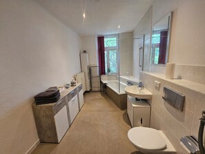 Hair dryer, towels - Stylish apartment 70sqm <1000€ possible per month (Plauen)