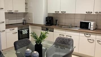 Kühlschrank, Mikrowelle, Ofen, Herdplatte