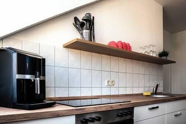 Kjøleskap, mikrobølgeovn, ovn og kokeplater