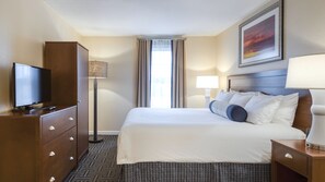 2 quartos, cofres nos quartos, escrivaninha, berço de viagem