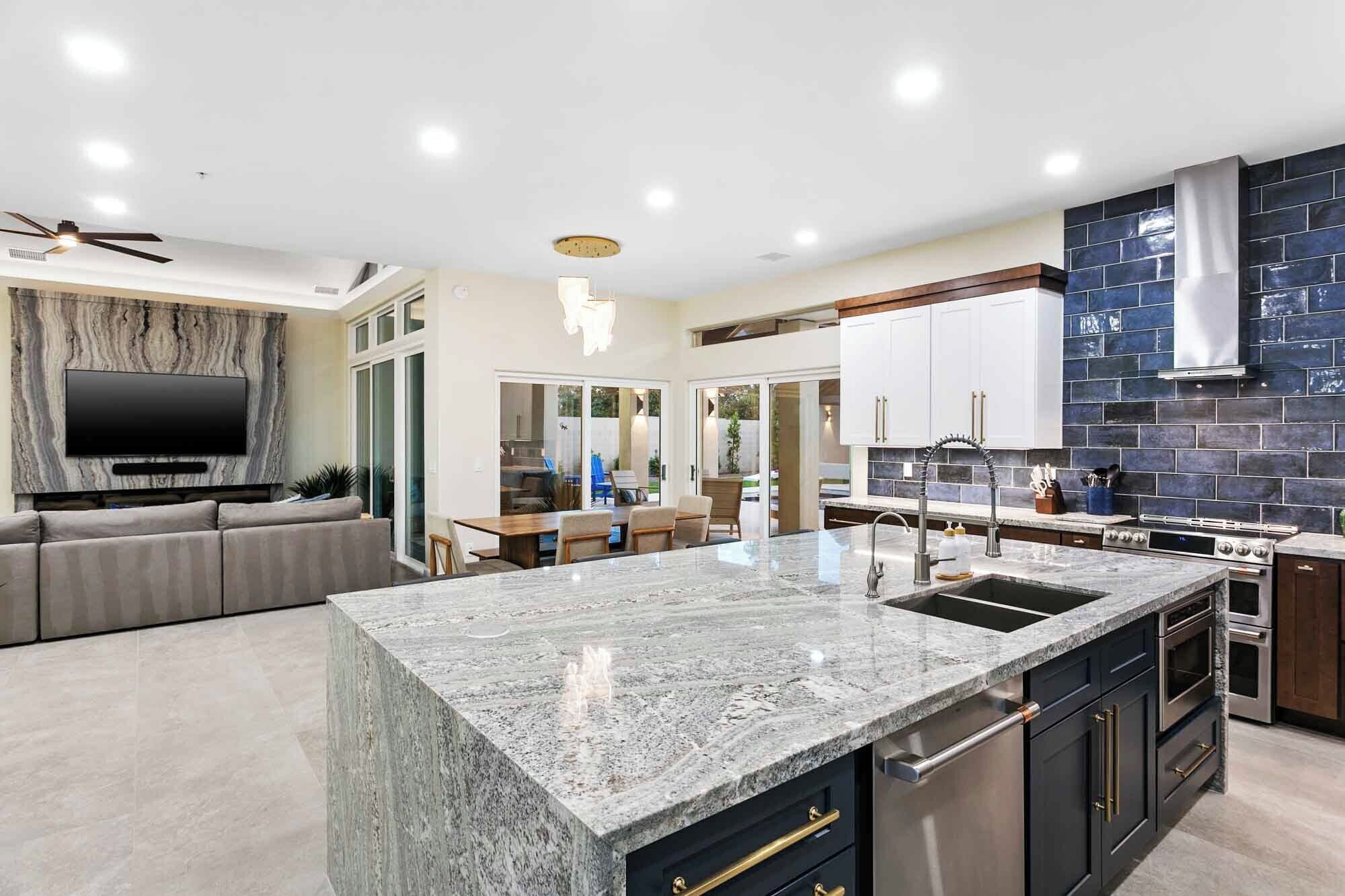 Kylskåp, mikrovågsugn, ugn och spishäll