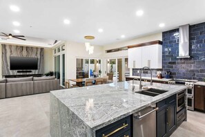 Refrigerador, microondas, horno y parrilla de estufa 