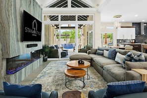 Televisión y chimenea 