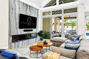 Televisión y chimenea 