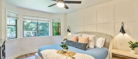 6 dormitorios, escritorio, tabla de planchar con plancha y cuna de viaje