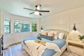 6 bedrooms, desk, iron/ironing board, travel crib