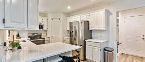 Refrigerador, microondas, horno, placa de cocina