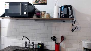 Refrigerador, microondas, horno, cafetera/tetera