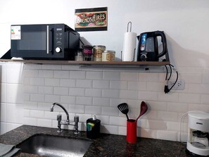 Kylskåp, mikrovågsugn, ugn och kaffe- och tebryggare