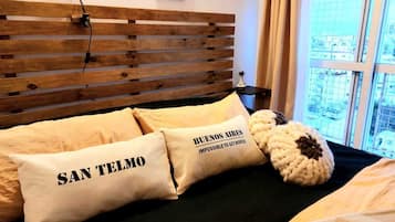 1 habitación, escritorio, tabla de planchar con plancha y cuna de viaje