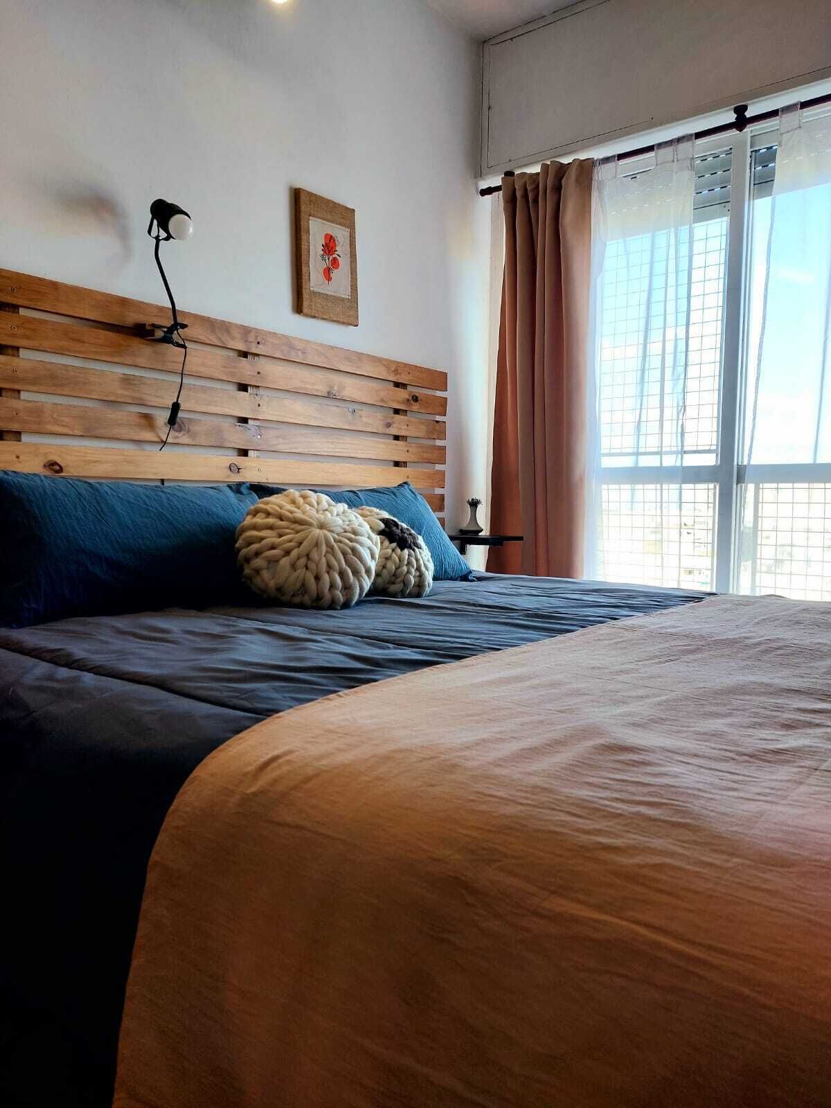 1 habitación, escritorio, tabla de planchar con plancha y cuna de viaje 