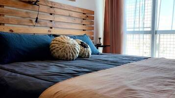 1 habitación, escritorio, tabla de planchar con plancha y cuna de viaje