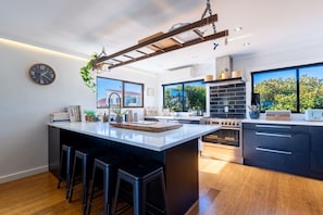 Geladeira, micro-ondas, fogão, cooktop