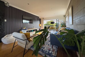 Smart TV, books - Elegant House Where you Call it Home in Northcote (Auckland)