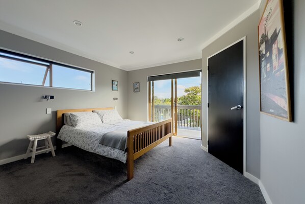 3 habitaciones, tabla de planchar con plancha, wifi y ropa de cama 