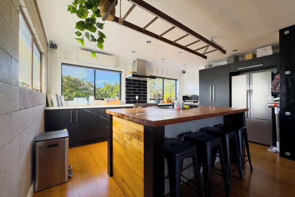 Fridge, microwave, oven, stovetop - Elegant House Where you Call it Home in Northcote (Auckland)