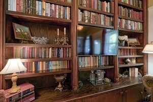 Business Studio Suite | Premium bedding, down comforters, blackout drapes, iron/ironing board