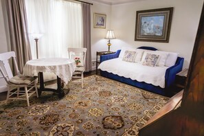 Living area - Weaverville Hotel (Weaverville)