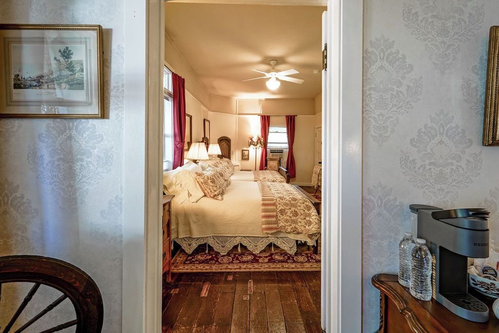 أغطية فراش متميزة وألحفة محشوة بالريش وستائر تعتيم ومكواة/لوح كي