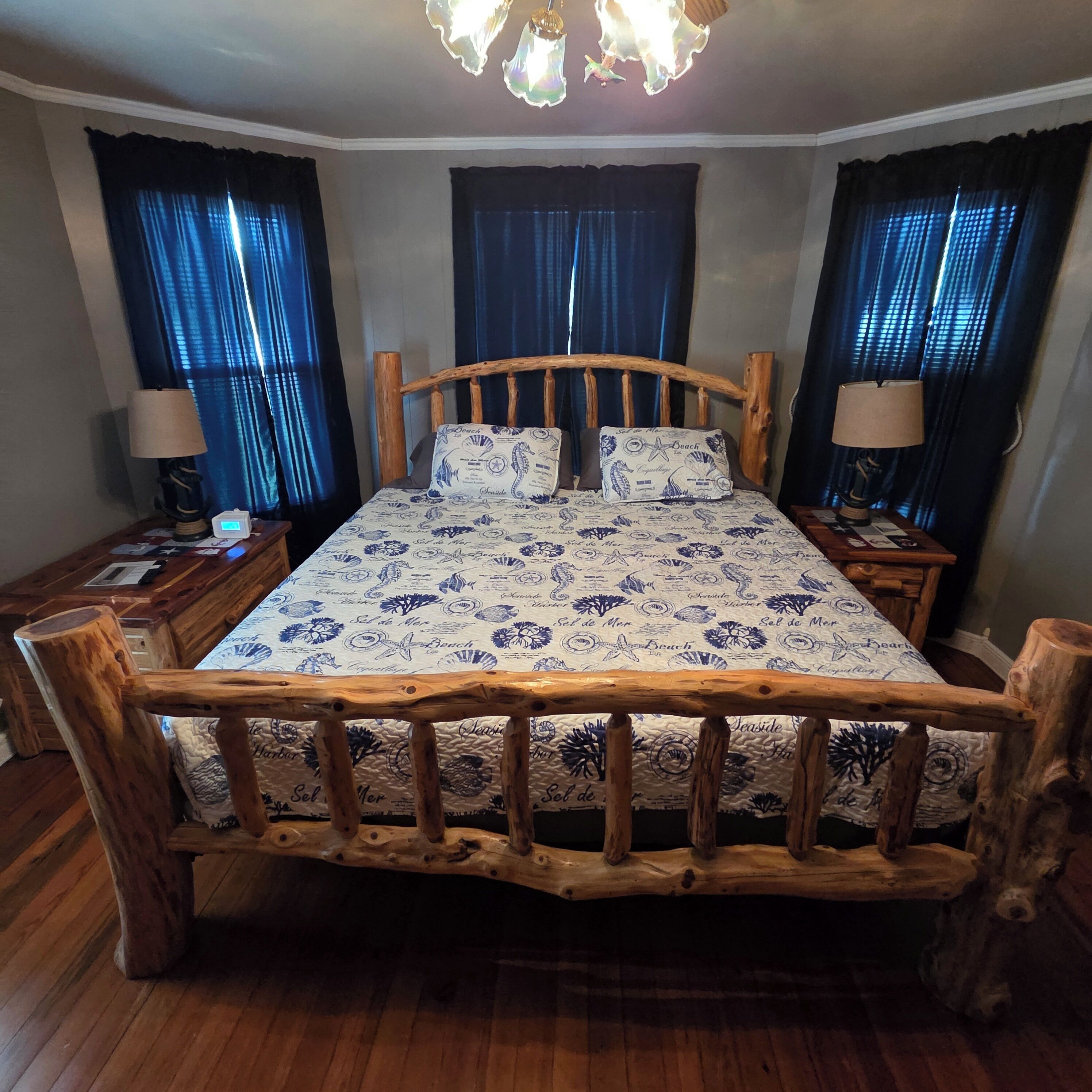 3 bedrooms, desk, WiFi, bed sheets