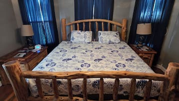 3 bedrooms, desk, WiFi, bed sheets