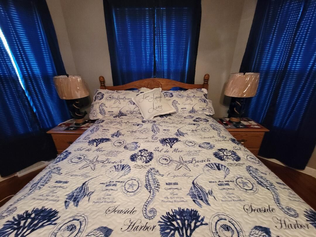 3 bedrooms, desk, WiFi, bed sheets