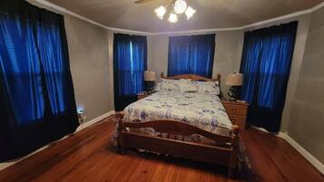 3 bedrooms, desk, WiFi, bed sheets