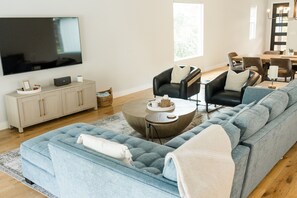 Smart-TV og peis