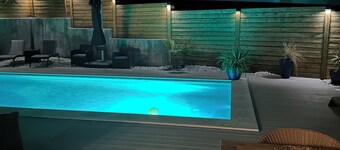 Luxury Home - Heated Pool, Jacuzzi, SUPs, Golf Cart. 2 Blocks from Lake Austin.