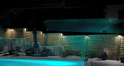 Luxury Home - Heated Pool, Jacuzzi, SUPs, Golf Cart. 2 Blocks from Lake Austin.