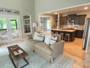 スマートテレビ、暖炉、書庫