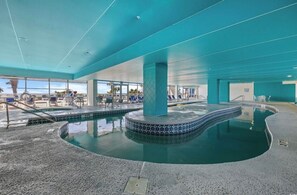 Een binnenzwembad en een buitenzwembad