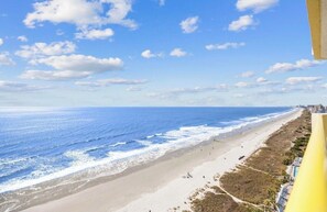 En la playa, camastros y toallas de playa 