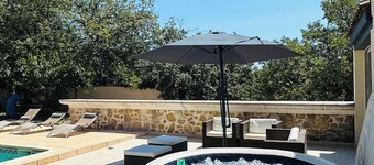 South-facing villa with pool and jacuzzi for an unforgettable stay. 