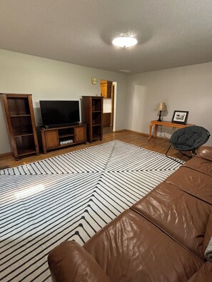 Smart TV, fireplace - Spacious 6-bedroom house in Bismarck with WiFi, AC, and pet friendly! (Bismarck)