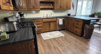 Spacious 6-bedroom house in Bismarck with WiFi, AC, and pet friendly!