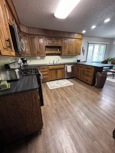 Spacious 6-bedroom house in Bismarck with WiFi, AC, and pet friendly!
