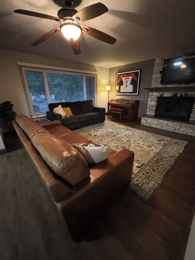Spacious 6-bedroom house in Bismarck with WiFi, AC, and pet friendly!